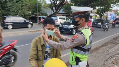 Upaya Pencegahan Covid-19, Sat Lantas Polres Maros Bagi-Bagi Masker ke Pengunjung Pasar Sentral
