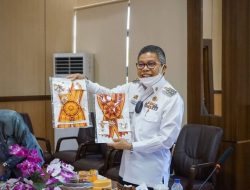 Taufan Pawe Terima 11 Tanda Kehormatan RI dan Arsip Foto Milik Prof BJ Habibie