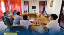 Anggota DPRD Kepulauan Selayar dari komisi II, H.Idris bersama anggota DPRD lainnya, menerima audiens dari KNPI Selayar terkait dengan isu insentif tenaga kesehatan (NAKES) belum dibayarkan