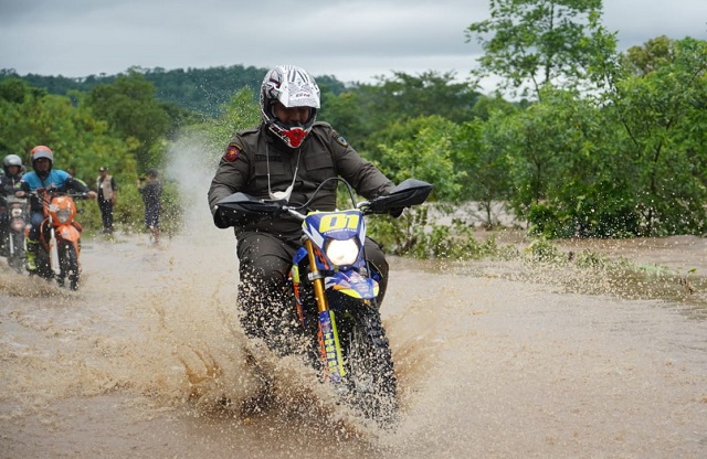 Pantau Titik Vaksinasi, Forkopimda Maros Terobos Jalur Ekstrim, Gunakan Motor Trail