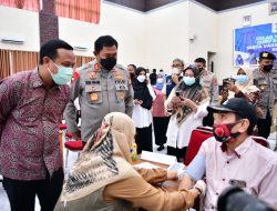 Plt Gubernur Andi Sudirman Tinjau Vaksinasi Boster untuk Guru dan Tenaga Pendidikan di Makassar