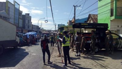 Polisi dan Warga Perbaiki Jalan Rusak di Antang Makassar, Materialnya dari Dinas PUTR
