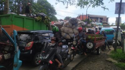 Kemacetan di Pertigaan Belokan ke TPA Antang, Makassar