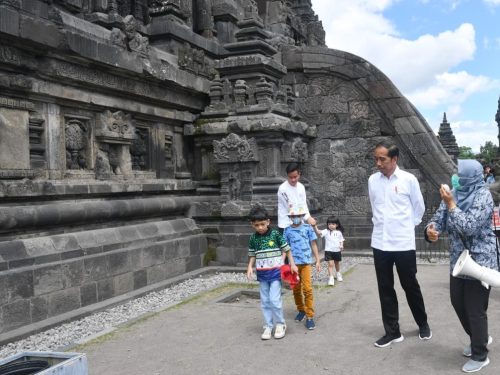 Presiden Jokowi berwisata edukasi ke Taman Wisata Candi Prambanan, Kabupaten Sleman.