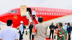 Presiden Jokowi tiba di Bandar Udara Internasional Sultan Syarif Kasim II, Kota Pekanbaru, Provinsi Riau untuk melakukan kunjungan kerja