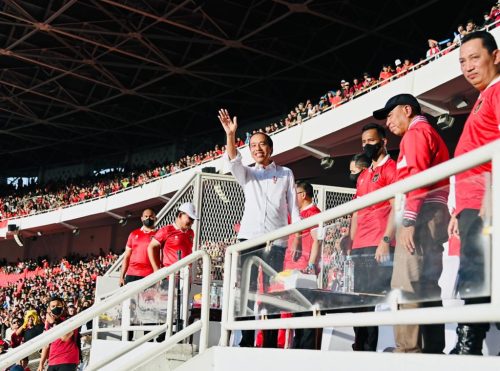 Presiden Jokowi menyaksikan laga semifinal leg pertama Piala AFF antara tim nasional sepak bola Indonesia dengan Vietnam di Stadion Utama GBK, Jakarta