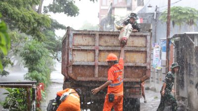 Wali Kota Makassar dan TNI Bersatu Bersihkan Kanal Jalan Andi Djemma