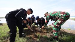 Kodim 1408/Makassar Bersama TNI/Polri dan Masyarakat Tanam Pohon di Kampung Nelayan Untia