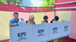 Bupati Basli Ali Bersama Keluarga Salurkan Hak Pilihnya Pada Pemilu 2024 di TPS 17 Benteng