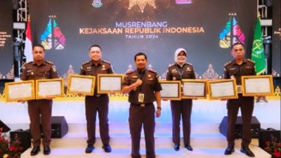 Leo Simanjuntak Berikan Kado Ucapan Selamat Kepada Kajati Sulsel Sebagai Satker Terbaik I di Indonesia